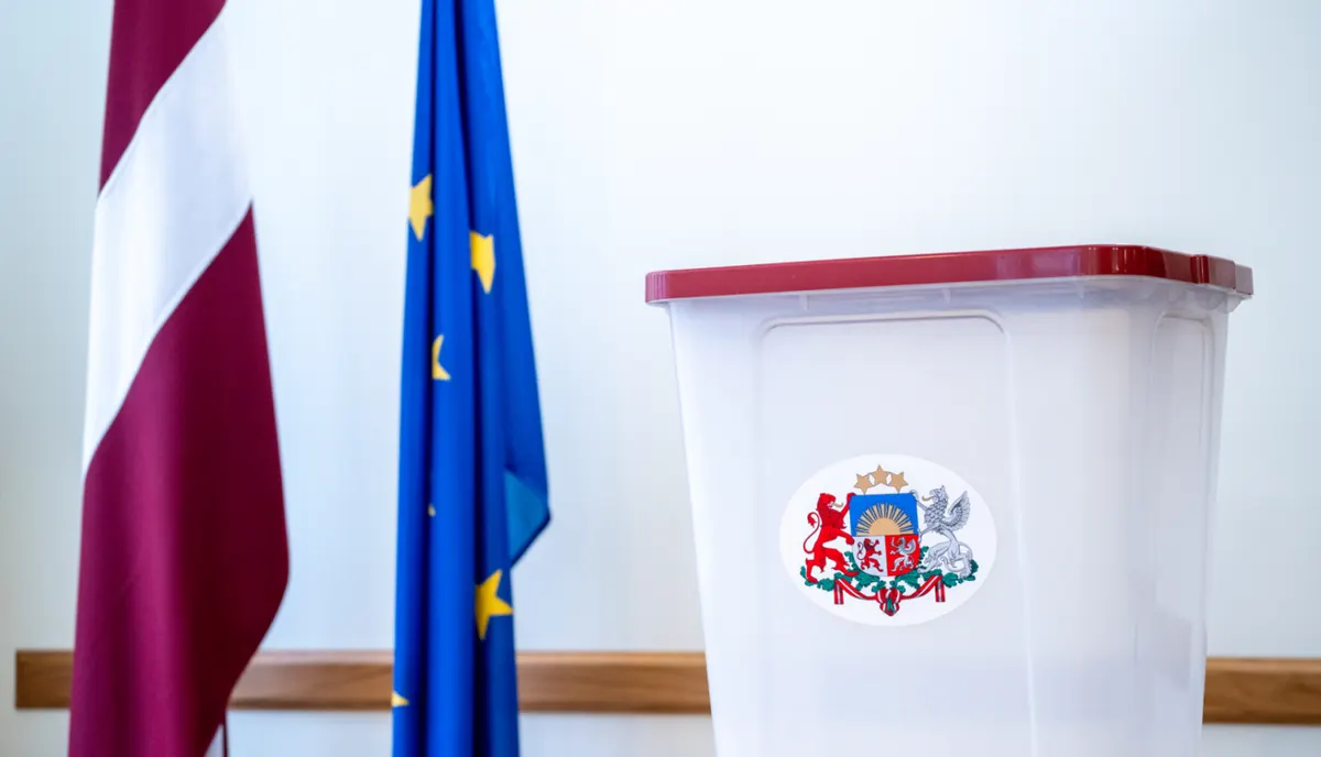 Vēlēšanu kaste ar Latvijas un Eiropas Savienības karogiem